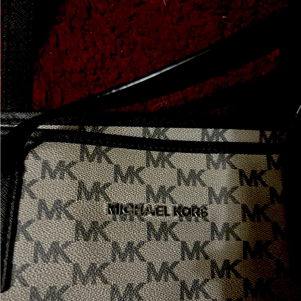 Michael Kors tote 2021.. worn once .. For work or play .. The best weekend bag